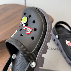 Balenciaga 巴黎世家洞洞鞋 Balenciaga 春夏最新情侣款洞洞鞋,黑马单品,海 Balenciaga 巴黎世家洞洞鞋 Balenciaga 春夏最新情侣款洞洞鞋,黑马单品,海