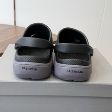 Balenciaga 巴黎世家洞洞鞋 Balenciaga 春夏最新情侣款洞洞鞋,黑马单品,海 Balenciaga 巴黎世家洞洞鞋 Balenciaga 春夏最新情侣款洞洞鞋,黑马单品,海