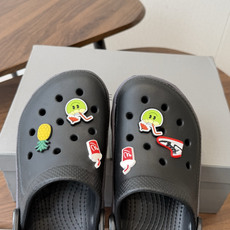 Balenciaga 巴黎世家洞洞鞋 Balenciaga 春夏最新情侣款洞洞鞋,黑马单品,海 Balenciaga 巴黎世家洞洞鞋 Balenciaga 春夏最新情侣款洞洞鞋,黑马单品,海