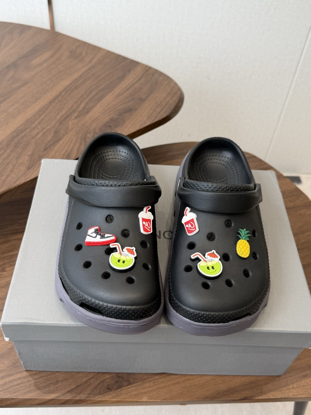 Balenciaga  巴黎世家洞洞鞋     Balenciaga 春夏最新情侣款洞洞鞋，黑马单品,海