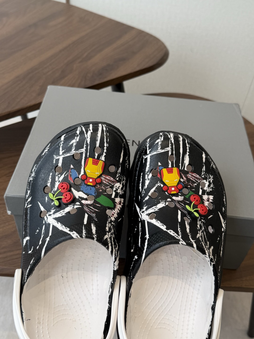 Balenciaga 巴黎世家洞洞鞋 Balenciaga 春夏最新情侣款洞洞鞋,黑马单品,海 Balenciaga 巴黎世家洞洞鞋 Balenciaga 春夏最新情侣款洞洞鞋,黑马单品,海