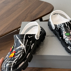 Balenciaga 巴黎世家洞洞鞋 Balenciaga 春夏最新情侣款洞洞鞋,黑马单品,海 Balenciaga 巴黎世家洞洞鞋 Balenciaga 春夏最新情侣款洞洞鞋,黑马单品,海