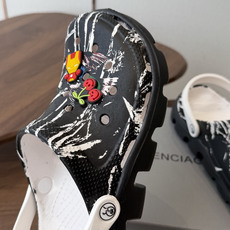 Balenciaga 巴黎世家洞洞鞋 Balenciaga 春夏最新情侣款洞洞鞋,黑马单品,海 Balenciaga 巴黎世家洞洞鞋 Balenciaga 春夏最新情侣款洞洞鞋,黑马单品,海