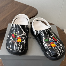 Balenciaga 巴黎世家洞洞鞋 Balenciaga 春夏最新情侣款洞洞鞋,黑马单品,海 Balenciaga 巴黎世家洞洞鞋 Balenciaga 春夏最新情侣款洞洞鞋,黑马单品,海