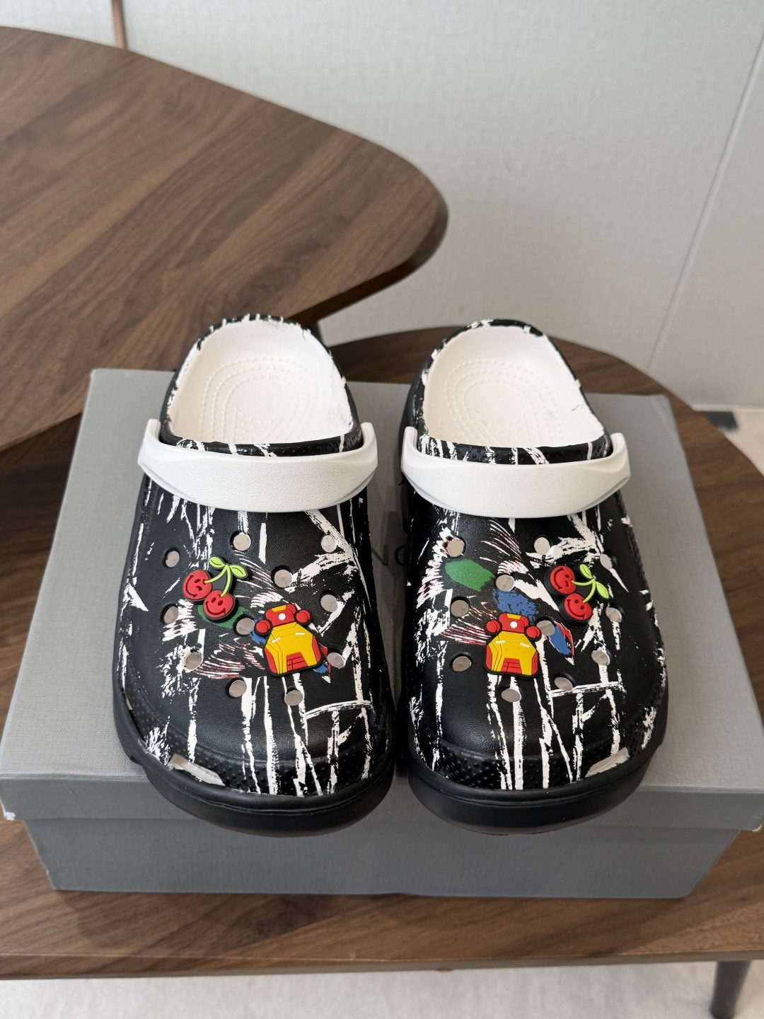 Balenciaga  巴黎世家洞洞鞋     Balenciaga 春夏最新情侣款洞洞鞋，黑马单品,海