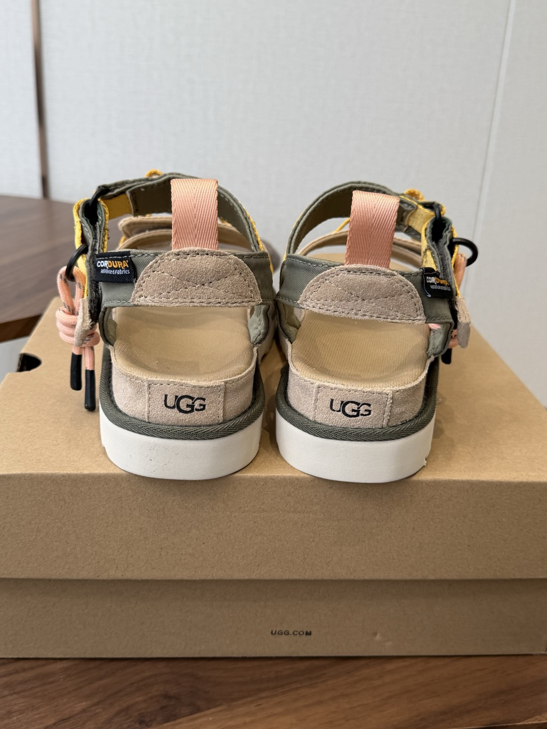 莞产UGG 夏季新款女士舒适时尚平底露趾魔术贴搭扣休闲晶星凉鞋        舒适利落，潮酷有型。主打舒