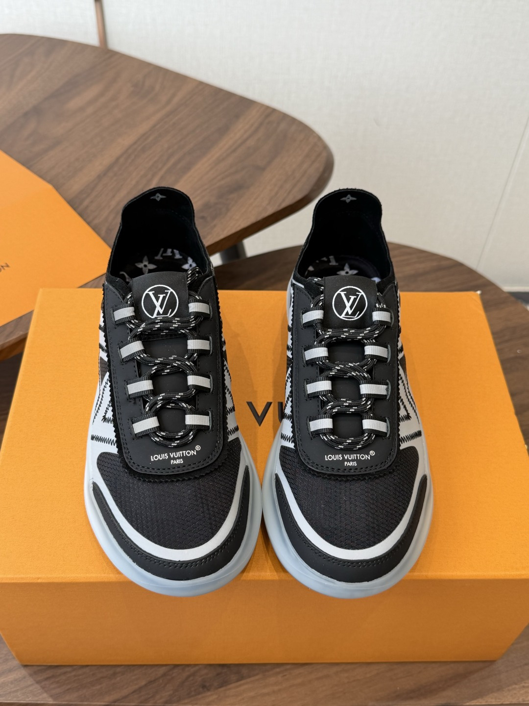LV 路易威登L家 驴牌最新SPrint 系列 厚底 网面 透气 休闲 运动鞋 跑鞋SPRINT运动鞋，
