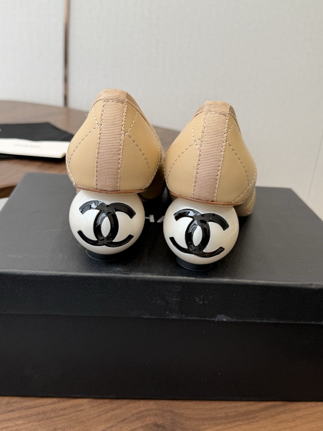 CHANEL26ss夏季新款双C芭蕾珍珠跟单鞋设计上采用圆润鞋头搭配利落鞋型,线条柔和贴合足部曲线,鞋头 CHANEL26ss夏季新款双C芭蕾珍珠跟单鞋设计上采用圆润鞋头搭配利落鞋型,线条柔和贴合足部曲线,鞋头