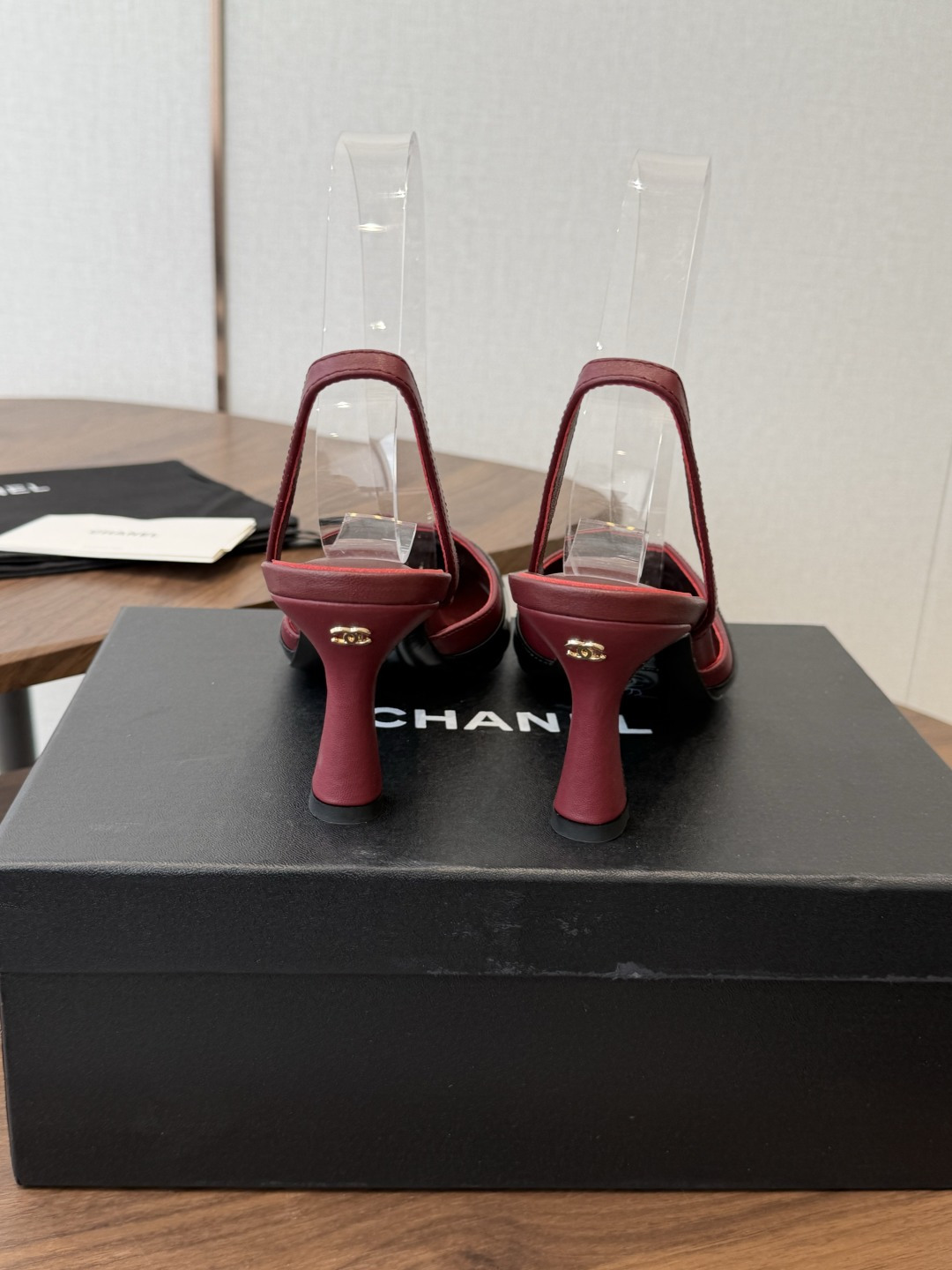 Chanel26ss夏季新款拼色漆皮后绊带高跟鞋这双拼色漆皮后绊带高跟鞋，是品牌经典双色美学的标志性演绎