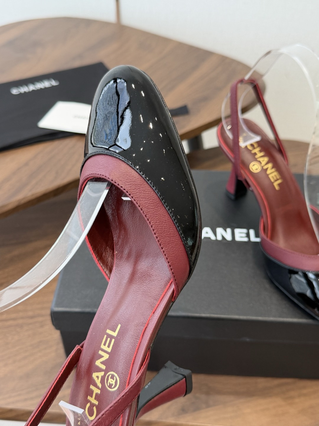 Chanel26ss夏季新款拼色漆皮后绊带高跟鞋这双拼色漆皮后绊带高跟鞋，是品牌经典双色美学的标志性演绎