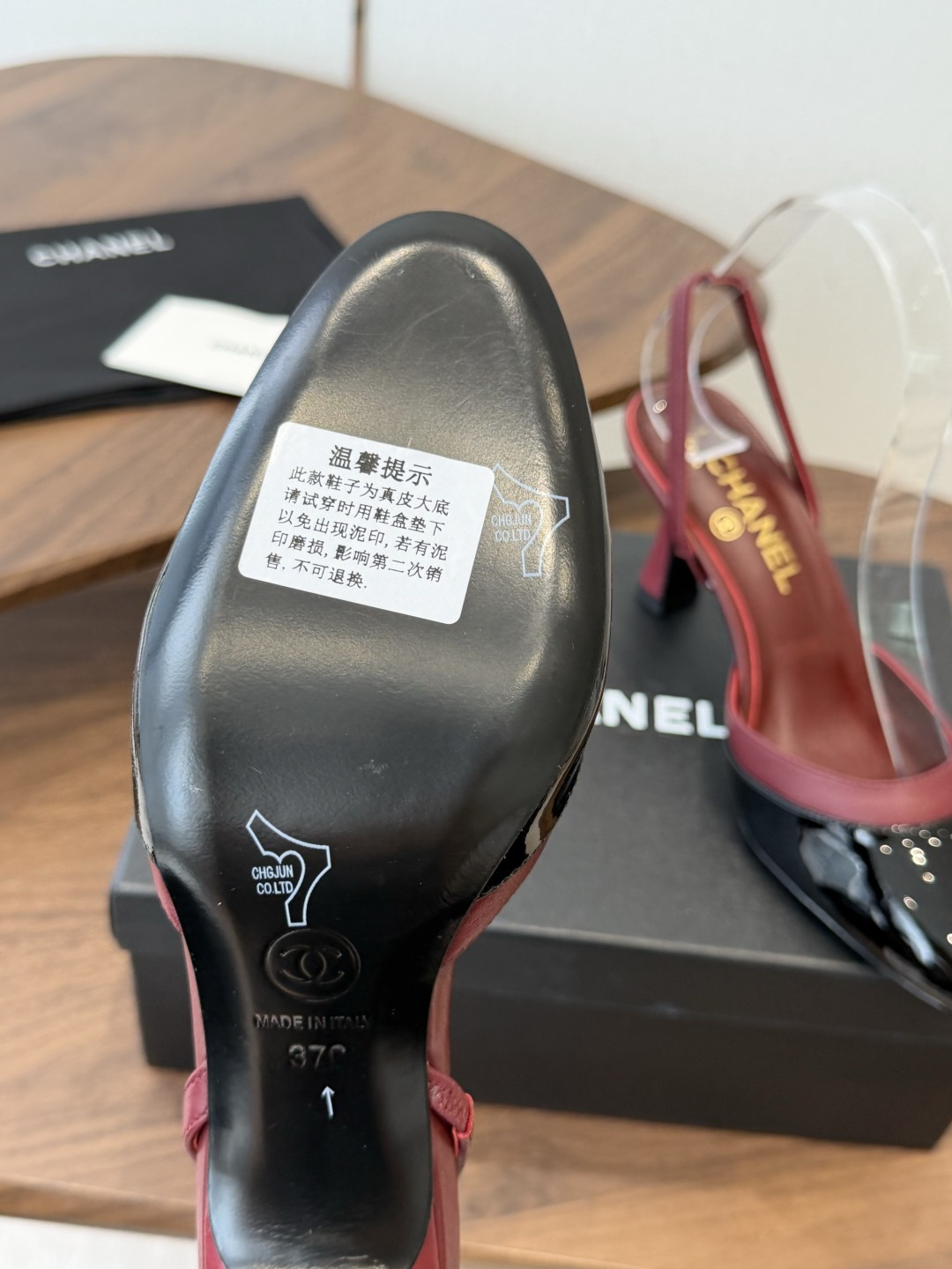 Chanel26ss夏季新款拼色漆皮后绊带高跟鞋这双拼色漆皮后绊带高跟鞋，是品牌经典双色美学的标志性演绎