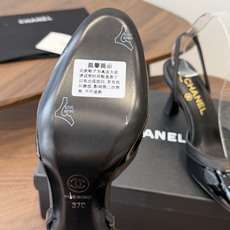 Chanel26ss夏季新款拼色漆皮后绊带高跟鞋这双拼色漆皮后绊带高跟鞋,是品牌经典双色美学的标志性演绎 Chanel26ss夏季新款拼色漆皮后绊带高跟鞋这双拼色漆皮后绊带高跟鞋,是品牌经典双色美学的标志性演绎
