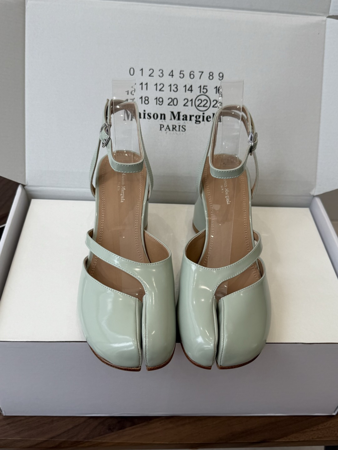 Maison Margiela 马吉拉 26ss早春新款 tabi分趾 后空扣带 平底 凉鞋刻着“时髦”