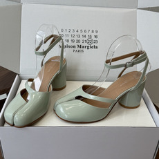 Maison Margiela 马吉拉 26ss早春新款 tabi分趾 后空扣带 平底 凉鞋刻着“时髦” Maison Margiela 马吉拉 26ss早春新款 tabi分趾 后空扣带 平底 凉鞋刻着“时髦”