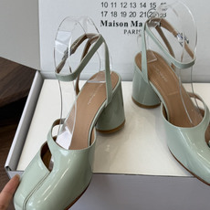 Maison Margiela 马吉拉 26ss早春新款 tabi分趾 后空扣带 平底 凉鞋刻着“时髦” Maison Margiela 马吉拉 26ss早春新款 tabi分趾 后空扣带 平底 凉鞋刻着“时髦”