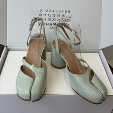 Maison Margiela 马吉拉 26ss早春新款 tabi分趾 后空扣带 平底 凉鞋刻着“时髦” Maison Margiela 马吉拉 26ss早春新款 tabi分趾 后空扣带 平底 凉鞋刻着“时髦”