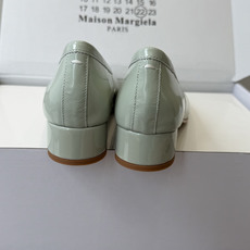 Maison Margiela 马吉拉 26ss早春新款 tabi分趾 后空扣带 平底 凉鞋刻着“时髦” Maison Margiela 马吉拉 26ss早春新款 tabi分趾 后空扣带 平底 凉鞋刻着“时髦”