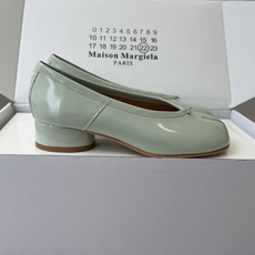 Maison Margiela 马吉拉 26ss早春新款 tabi分趾 后空扣带 平底 凉鞋刻着“时髦” Maison Margiela 马吉拉 26ss早春新款 tabi分趾 后空扣带 平底 凉鞋刻着“时髦”