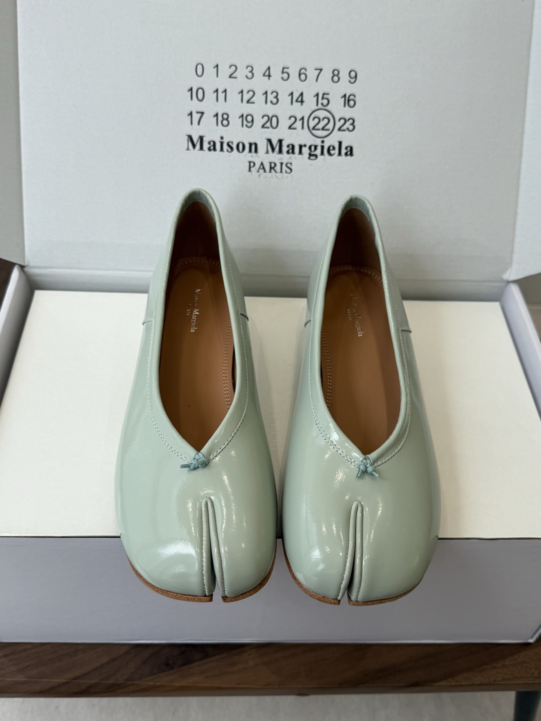 Maison Margiela 马吉拉 26ss早春新款 tabi分趾 后空扣带 平底 凉鞋刻着“时髦”