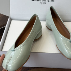 Maison Margiela 马吉拉 26ss早春新款 tabi分趾 后空扣带 平底 凉鞋刻着“时髦” Maison Margiela 马吉拉 26ss早春新款 tabi分趾 后空扣带 平底 凉鞋刻着“时髦”