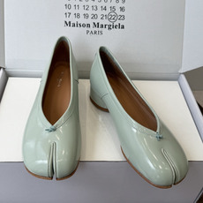 Maison Margiela 马吉拉 26ss早春新款 tabi分趾 后空扣带 平底 凉鞋刻着“时髦” Maison Margiela 马吉拉 26ss早春新款 tabi分趾 后空扣带 平底 凉鞋刻着“时髦”