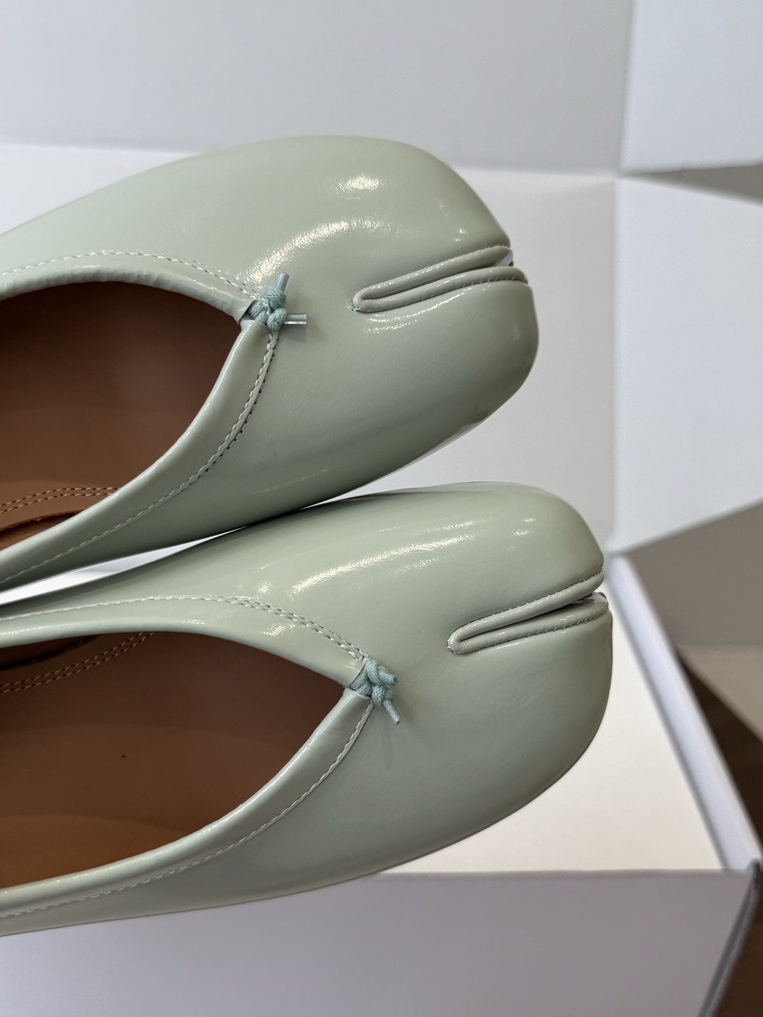 Maison Margiela 马吉拉 26ss早春新款 tabi分趾 后空扣带 平底 凉鞋刻着“时髦” Maison Margiela 马吉拉 26ss早春新款 tabi分趾 后空扣带 平底 凉鞋刻着“时髦”