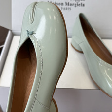 Maison Margiela 马吉拉 26ss早春新款 tabi分趾 后空扣带 平底 凉鞋刻着“时髦” Maison Margiela 马吉拉 26ss早春新款 tabi分趾 后空扣带 平底 凉鞋刻着“时髦”
