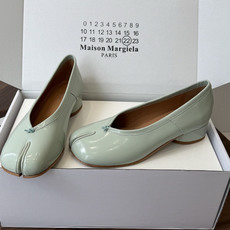 Maison Margiela 马吉拉 26ss早春新款 tabi分趾 后空扣带 平底 凉鞋刻着“时髦” Maison Margiela 马吉拉 26ss早春新款 tabi分趾 后空扣带 平底 凉鞋刻着“时髦”