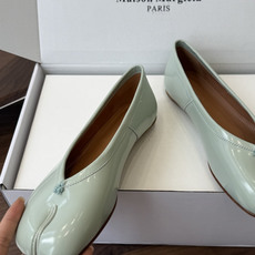 Maison Margiela 马吉拉 26ss早春新款 tabi分趾 后空扣带 平底 凉鞋刻着“时髦” Maison Margiela 马吉拉 26ss早春新款 tabi分趾 后空扣带 平底 凉鞋刻着“时髦”