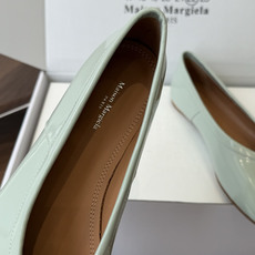 Maison Margiela 马吉拉 26ss早春新款 tabi分趾 后空扣带 平底 凉鞋刻着“时髦” Maison Margiela 马吉拉 26ss早春新款 tabi分趾 后空扣带 平底 凉鞋刻着“时髦”