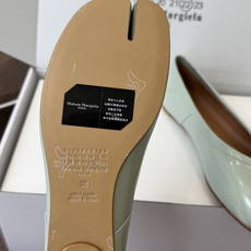 Maison Margiela 马吉拉 26ss早春新款 tabi分趾 后空扣带 平底 凉鞋刻着“时髦” Maison Margiela 马吉拉 26ss早春新款 tabi分趾 后空扣带 平底 凉鞋刻着“时髦”
