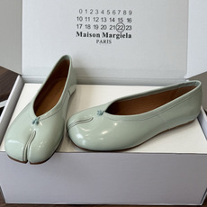 Maison Margiela 马吉拉 26ss早春新款 tabi分趾 后空扣带 平底 凉鞋刻着“时髦” Maison Margiela 马吉拉 26ss早春新款 tabi分趾 后空扣带 平底 凉鞋刻着“时髦”
