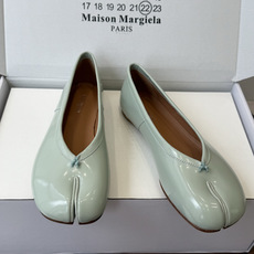 Maison Margiela 马吉拉 26ss早春新款 tabi分趾 后空扣带 平底 凉鞋刻着“时髦” Maison Margiela 马吉拉 26ss早春新款 tabi分趾 后空扣带 平底 凉鞋刻着“时髦”