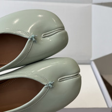Maison Margiela 马吉拉 26ss早春新款 tabi分趾 后空扣带 平底 凉鞋刻着“时髦” Maison Margiela 马吉拉 26ss早春新款 tabi分趾 后空扣带 平底 凉鞋刻着“时髦”