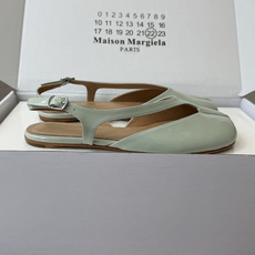 Maison Margiela 马吉拉 26ss早春新款 tabi分趾 后空扣带 平底 凉鞋刻着“时髦” Maison Margiela 马吉拉 26ss早春新款 tabi分趾 后空扣带 平底 凉鞋刻着“时髦”
