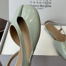 Maison Margiela 马吉拉 26ss早春新款 tabi分趾 后空扣带 平底 凉鞋刻着“时髦” Maison Margiela 马吉拉 26ss早春新款 tabi分趾 后空扣带 平底 凉鞋刻着“时髦”