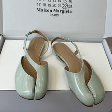 Maison Margiela 马吉拉 26ss早春新款 tabi分趾 后空扣带 平底 凉鞋刻着“时髦” Maison Margiela 马吉拉 26ss早春新款 tabi分趾 后空扣带 平底 凉鞋刻着“时髦”