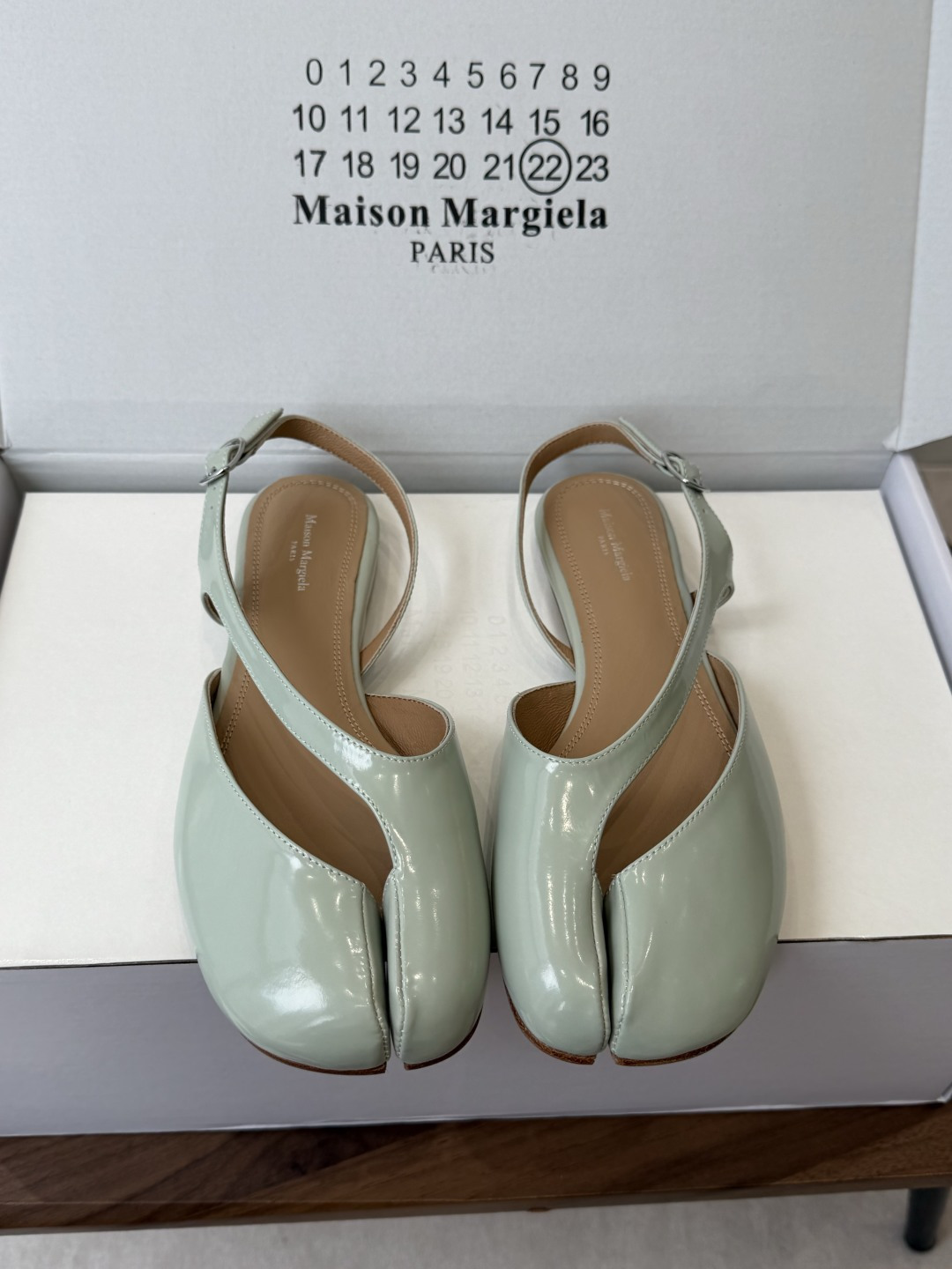 Maison Margiela 马吉拉 26ss早春新款 tabi分趾 后空扣带 平底 凉鞋刻着“时髦”
