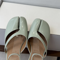 Maison Margiela 马吉拉 26ss早春新款 tabi分趾 后空扣带 平底 凉鞋刻着“时髦” Maison Margiela 马吉拉 26ss早春新款 tabi分趾 后空扣带 平底 凉鞋刻着“时髦”
