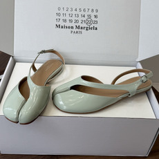 Maison Margiela 马吉拉 26ss早春新款 tabi分趾 后空扣带 平底 凉鞋刻着“时髦” Maison Margiela 马吉拉 26ss早春新款 tabi分趾 后空扣带 平底 凉鞋刻着“时髦”