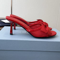 Prada 26ss普拉达最新走秀款圆头蝴蝶结高跟鞋 复古老钱风露跟凉鞋时尚界久违的极简之美 时髦又精致 Prada 26ss普拉达最新走秀款圆头蝴蝶结高跟鞋 复古老钱风露跟凉鞋时尚界久违的极简之美 时髦又精致