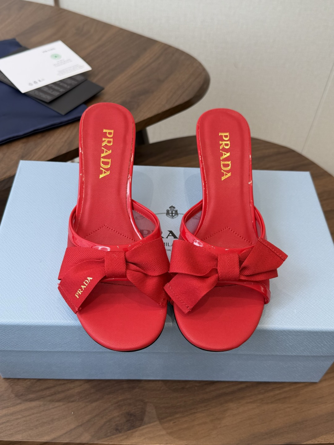 Prada 26ss普拉达最新走秀款圆头蝴蝶结高跟鞋 复古老钱风露跟凉鞋时尚界久违的极简之美 时髦又精致