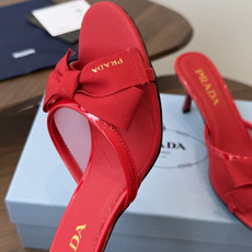 Prada 26ss普拉达最新走秀款圆头蝴蝶结高跟鞋 复古老钱风露跟凉鞋时尚界久违的极简之美 时髦又精致 Prada 26ss普拉达最新走秀款圆头蝴蝶结高跟鞋 复古老钱风露跟凉鞋时尚界久违的极简之美 时髦又精致
