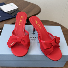 Prada 26ss普拉达最新走秀款圆头蝴蝶结高跟鞋 复古老钱风露跟凉鞋时尚界久违的极简之美 时髦又精致 Prada 26ss普拉达最新走秀款圆头蝴蝶结高跟鞋 复古老钱风露跟凉鞋时尚界久违的极简之美 时髦又精致