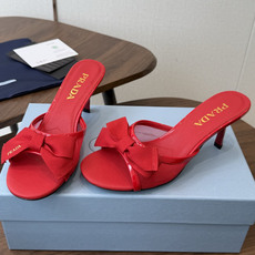Prada 26ss普拉达最新走秀款圆头蝴蝶结高跟鞋 复古老钱风露跟凉鞋时尚界久违的极简之美 时髦又精致 Prada 26ss普拉达最新走秀款圆头蝴蝶结高跟鞋 复古老钱风露跟凉鞋时尚界久违的极简之美 时髦又精致