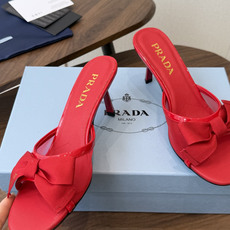 Prada 26ss普拉达最新走秀款圆头蝴蝶结高跟鞋 复古老钱风露跟凉鞋时尚界久违的极简之美 时髦又精致 Prada 26ss普拉达最新走秀款圆头蝴蝶结高跟鞋 复古老钱风露跟凉鞋时尚界久违的极简之美 时髦又精致