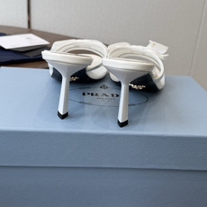Prada 26ss普拉达最新走秀款圆头蝴蝶结高跟鞋 复古老钱风露跟凉鞋时尚界久违的极简之美 时髦又精致 Prada 26ss普拉达最新走秀款圆头蝴蝶结高跟鞋 复古老钱风露跟凉鞋时尚界久违的极简之美 时髦又精致