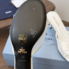 Prada 26ss普拉达最新走秀款圆头蝴蝶结高跟鞋 复古老钱风露跟凉鞋时尚界久违的极简之美 时髦又精致 Prada 26ss普拉达最新走秀款圆头蝴蝶结高跟鞋 复古老钱风露跟凉鞋时尚界久违的极简之美 时髦又精致