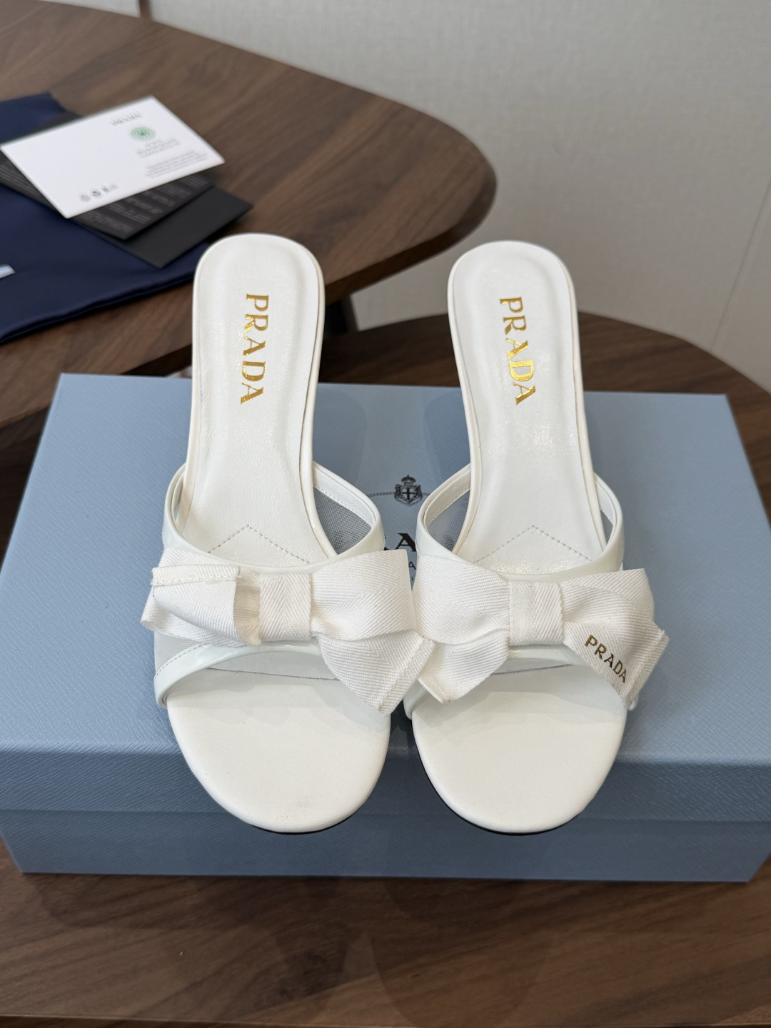 Prada 26ss普拉达最新走秀款圆头蝴蝶结高跟鞋 复古老钱风露跟凉鞋时尚界久违的极简之美 时髦又精致