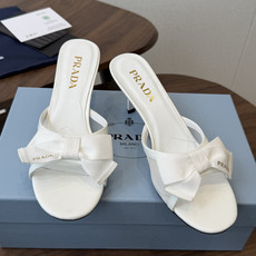 Prada 26ss普拉达最新走秀款圆头蝴蝶结高跟鞋 复古老钱风露跟凉鞋时尚界久违的极简之美 时髦又精致 Prada 26ss普拉达最新走秀款圆头蝴蝶结高跟鞋 复古老钱风露跟凉鞋时尚界久违的极简之美 时髦又精致